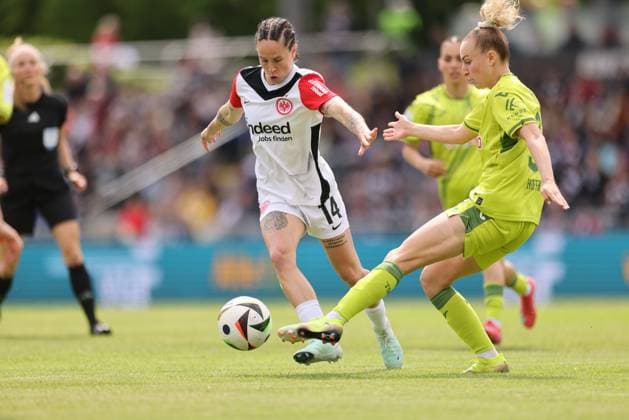 GER, Frankfurt, Eintracht Frankfurt vs TSG Hoffenheim, Google Pixel Bundesliga, Fußball, DFB, Spielzeit 2024 2025, Stadion am Bretanobad, 21 Spieltag, im Bild v l Geraldine Reuteler Eintracht Frankfurt Frauen 14 , Vanessa Diehm TSG Hoffenheim 32 DFB DFL REGULATIONS PROHIBIT ANY USE OF PHOTOGRAPHS AS IMAGE SEQUENCES AND OR QUASI VIDEO, 04 05 2025, Copyright: HMBxMedia HendrikxHamelau