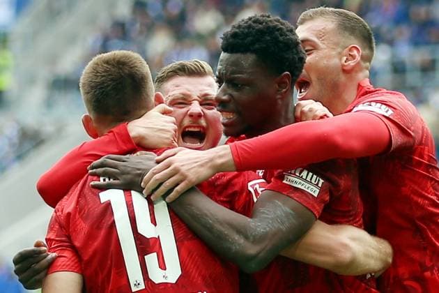 04 05 2025, xrekx, Fußball 2 Bundesliga, Karlsruher SC 1 FC Kaiserslautern v l Torjubel nach dem Tor zum 2 2 celebrating the goal celebrate durch Daniel Hanslik 1 FC Kaiserslautern mit Marlon Ritter 1 FC Kaiserslautern Ragnar Ache 1 FC Kaiserslautern Luca Sirch 1 FC Kaiserslautern DFL DFB REGULATIONS PROHIBIT ANY USE OF PHOTOGRAPHS as IMAGE SEQUENCES and or QUASI VIDEO Karlsruhe