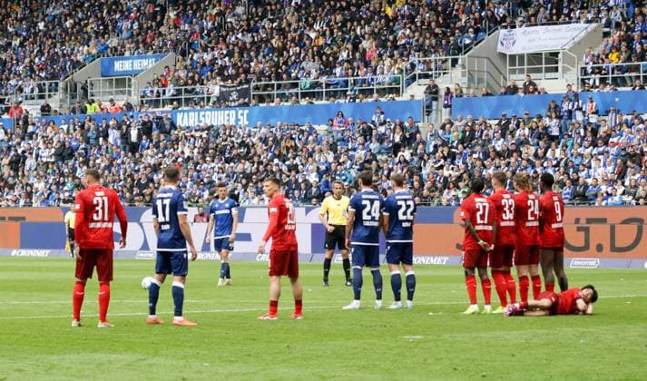 04 05 2025, xhettx, Soccer 2 Bundesliga, Karlsruher SC 1 FC Kaiserslautern v l Promising free kick DFL DFB REGULATIONS PROHIBIT ANY USE OF PHOTOGRAPHS as IMAGE SEQUENCES and or QUASI VIDEO