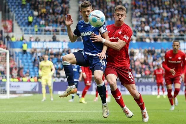 04 05 2025, xrekx, Fußball 2 Bundesliga, Karlsruher SC 1 FC Kaiserslautern v l Marvin Wanitzek Karlsruher SC Filip Kaloc 1 FC Kaiserslautern Zweikampf, Aktion, action, battle for the ball DFL DFB REGULATIONS PROHIBIT ANY USE OF PHOTOGRAPHS as IMAGE SEQUENCES and or QUASI VIDEO Karlsruhe