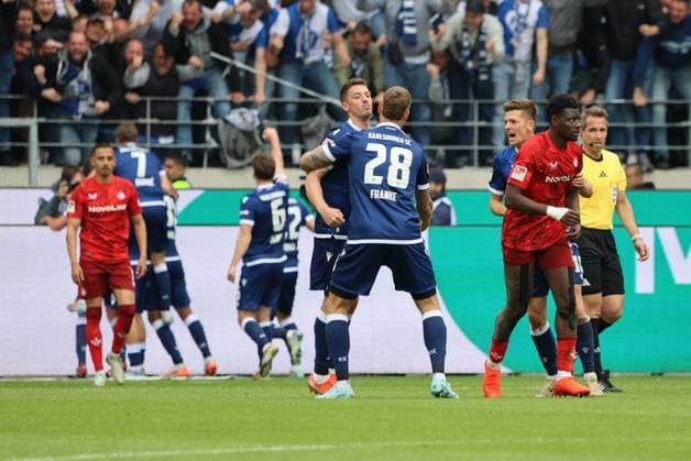 04 05 2025, Soccer, Men, 2 Bundesliga, Season 2024 2025, Karlsruher SC 1 FC Kaiserslautern, Goal celebration for 2 1, Goalscorer Sebastian Jung Karlsruher SC Karlsruhe BBBank Wildpark Baden Württemberg Germany EN Copyright: xSebastianxBachx