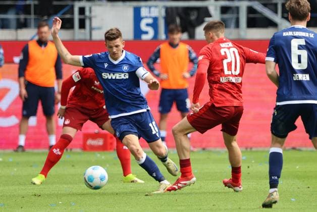 04 05 2025, Football, Men, 2 Bundesliga, Season 2024 2025, Karlsruher SC 1 FC Kaiserslautern, Tobias Raschl 1 FC Kaiserslautern , Marvin Wanitzek Karlsruher SC Karlsruhe BBBank Wildpark Baden Württemberg Germany EN Copyright: xSebastianxBachx