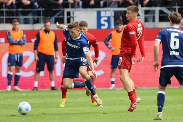04 05 2025, Football, Men, 2 Bundesliga, Season 2024 2025, Karlsruher SC 1 FC Kaiserslautern, Tobias Raschl 1 FC Kaiserslautern , Marvin Wanitzek Karlsruher SC Karlsruhe BBBank Wildpark Baden Württemberg Germany EN Copyright: xSebastianxBachx