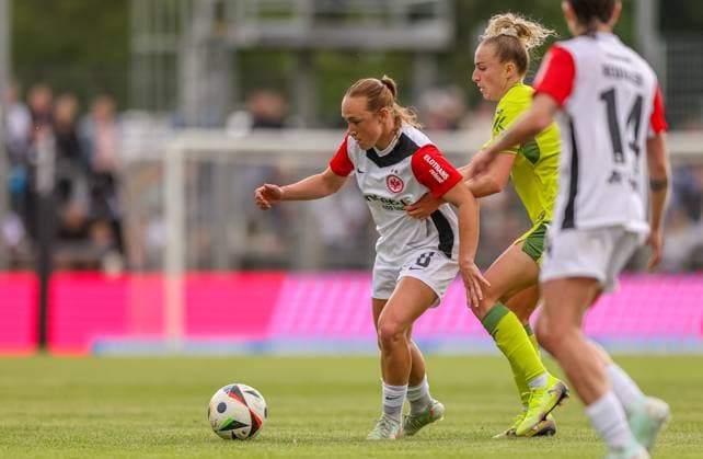 GER, Frankfurt, Eintracht Frankfurt vs TSG Hoffenheim, Google Pixel Bundesliga, Fußball, DFB, Spielzeit 2024 2025, Stadion am Bretanobad, 21 Spieltag, im Bild v l Lisanne Gräwe Eintracht Frankfurt Frauen 8 , Vanessa Diehm TSG Hoffenheim 32 DFB DFL REGULATIONS PROHIBIT ANY USE OF PHOTOGRAPHS AS IMAGE SEQUENCES AND OR QUASI VIDEO, 04 05 2025, Copyright: HMBxMedia HendrikxHamelau