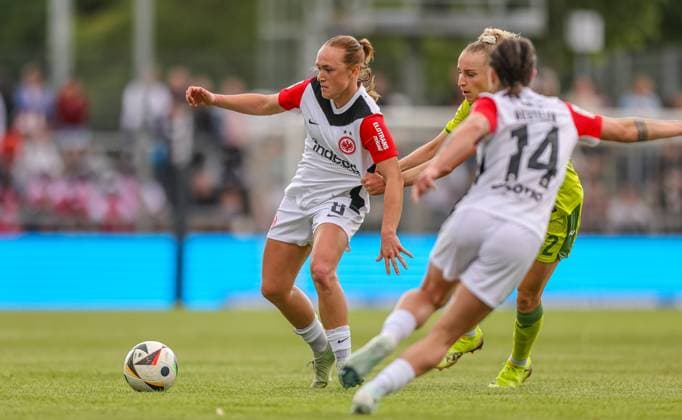 GER, Frankfurt, Eintracht Frankfurt vs TSG Hoffenheim, Google Pixel Bundesliga, Fußball, DFB, Spielzeit 2024 2025, Stadion am Bretanobad, 21 Spieltag, im Bild v l Lisanne Gräwe Eintracht Frankfurt Frauen 8 , Vanessa Diehm TSG Hoffenheim 32 DFB DFL REGULATIONS PROHIBIT ANY USE OF PHOTOGRAPHS AS IMAGE SEQUENCES AND OR QUASI VIDEO, 04 05 2025, Copyright: HMBxMedia HendrikxHamelau