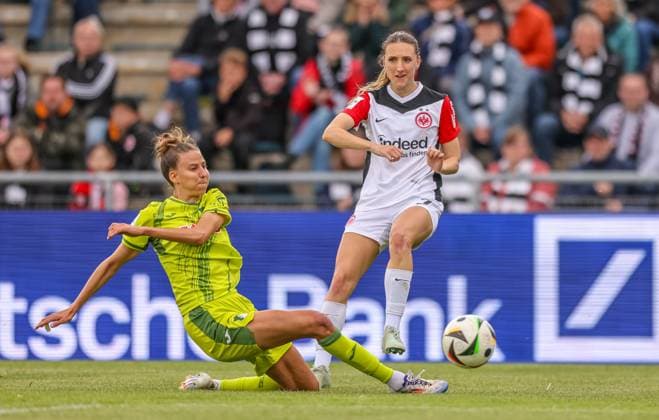 GER, Frankfurt, Eintracht Frankfurt vs TSG Hoffenheim, Google Pixel Bundesliga, Fußball, DFB, Spielzeit 2024 2025, Stadion am Bretanobad, 21 Spieltag, im Bild v l Franziska Harsch TSG Hoffenheim 17 , Lara Prasnikar Eintracht Frankfurt Frauen 7 DFB DFL REGULATIONS PROHIBIT ANY USE OF PHOTOGRAPHS AS IMAGE SEQUENCES AND OR QUASI VIDEO, 04 05 2025, Copyright: HMBxMedia HendrikxHamelau