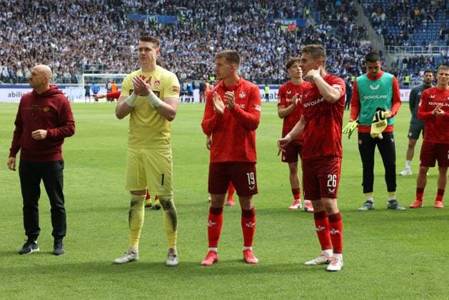 04 05 2025, Football, Men, 2 Bundesliga, Season 2024 2025, Karlsruher SC 1 FC Kaiserslautern, Julian Krahl 1 FC Kaiserslautern , Daniel Hanslik 1 FC Kaiserslautern , Filip Kaloc 1 FC Kaiserslautern Karlsruhe BBBank Wildpark Baden Württemberg Germany EN Copyright: xSebastianxBachx
