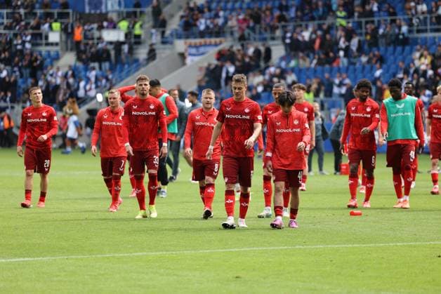 04 05 2025, Football, Men, 2 Bundesliga, Season 2024 2025, Karlsruher SC 1 FC Kaiserslautern, The team 1 FC Kaiserslautern disappoints Karlsruhe BBBank Wildpark Baden Württemberg Germany EN Copyright: xSebastianxBachx