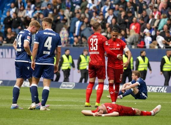 04 05 2025, xhettx, Fussball 2 Bundesliga, Karlsruher SC 1 FC Kaiserslautern v l KO und hängende Köpfe, den Punkt hilft keinen DFL DFB REGULATIONS PROHIBIT ANY USE OF PHOTOGRAPHS AS IMAGE SEQUENCES AND OR QUASI VIDEO