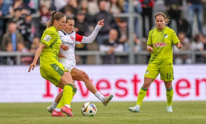GER, Frankfurt, Eintracht Frankfurt vs TSG Hoffenheim, Google Pixel Bundesliga, Fußball, DFB, Spielzeit 2024 2025, Stadion am Bretanobad, 21 Spieltag, im Bild v l Melissa Kössler TSG Hoffenheim , Carlotta Wamser Eintracht Frankfurt Frauen 30 DFB DFL REGULATIONS PROHIBIT ANY USE OF PHOTOGRAPHS AS IMAGE SEQUENCES AND OR QUASI VIDEO, 04 05 2025, Copyright: HMBxMedia HendrikxHamelau
