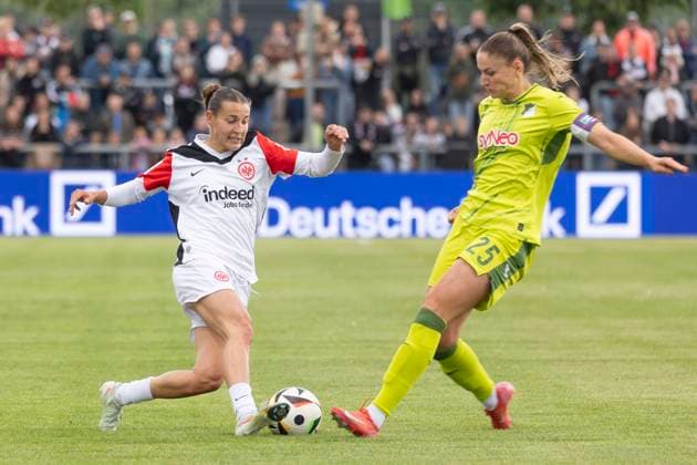 Google Pixel Womens Bundesliga Eintracht Frankfurt TSG Hoffenheim, 04 05 2025 Carlotta Wamser Eintracht Frankfurt 30 Melissa Kössler TSG Hoffenheim 25 , in a duel for the ball, Eintracht Frankfurt TSG Hoffenheim, Frankfurt, Stadion am Brentanobad, 4 5 2025 Copyright: xBEAUTIFULxSPORTS Gawlikx