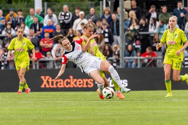 Match scene, duel, v l Sophia Kleinherne Eintracht Frankfurt, 04 , Selina Cerci TSG 1899 Hoffenheim, 29 , GER, Eintracht Frankfurt vs TSG 1899 Hoffenheim, Football, Google Pixel Womens Bundesliga, 21 Matchday, Season 2024 2025, 04 05 2025, DFB DFL REGULATES PROHIBIT ANY USE OF PHOTOGRAPHS AS IMAGE SEQUENCES AND OR QUASI VIDEO, GER, Eintracht Frankfurt vs TSG 1899 Hoffenheim, Football, Google Pixel Womens Bundesliga, 21 Matchday, Season 2024 2025, 04 05 2025, Frankfurt am Main Copyright: xEibner-Pressefoto Jan-NiclasxGrox EP_JGG