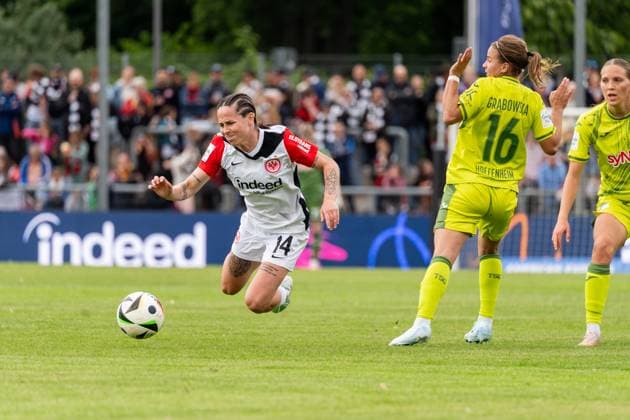 Match scene, duel, v l Geraldine Reuteler Eintracht Frankfurt, 14 , Dominika Grabowska TSG 1899 Hoffenheim, 16 , GER, Eintracht Frankfurt vs TSG 1899 Hoffenheim, Football, Google Pixel Womens Bundesliga, 21 Matchday, Season 2024 2025, 04 05 2025, DFB DFL REGULATES PROHIBIT ANY USE OF PHOTOGRAPHS AS IMAGE SEQUENCES AND OR QUASI VIDEO, GER, Eintracht Frankfurt vs TSG 1899 Hoffenheim, Football, Google Pixel Womens Bundesliga, 21 Matchday, Season 2024 2025, 04 05 2025, Frankfurt am Main Copyright: xEibner-Pressefoto Jan-NiclasxGrox EP_JGG