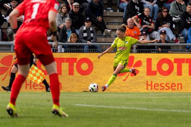 Match scene, Jill Janssens TSG 1899 Hoffenheim, 09 crosses the ball into the penalty area, GER, Eintracht Frankfurt vs TSG 1899 Hoffenheim, Football, Google Pixel Womens Bundesliga, Matchday 21, Season 2024 2025, 04 05 2025, DFB DFL REGULATES PROHIBIT ANY USE OF PHOTOGRAPHS AS IMAGE SEQUENCES AND OR QUASI VIDEO, GER, Eintracht Frankfurt vs TSG 1899 Hoffenheim, Football, Google Pixel Womens Bundesliga, 21 Matchday, Season 2024 2025, 04 05 2025, Frankfurt am Main Copyright: xEibner-Pressefoto Jan-NiclasxGrox EP_JGG