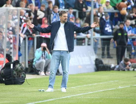 04 05 2025, xgrfx, Soccer Google Pixel Women Bundesliga, Eintracht Frankfurt TSG Hoffenheim v l Niko Arnautis Eintracht Frankfurt DFL DFB REGULATIONS PROHIBIT ANY USE OF PHOTOGRAPHS as IMAGE SEQUENCES and or QUASI VIDEO Frankfurt am Main