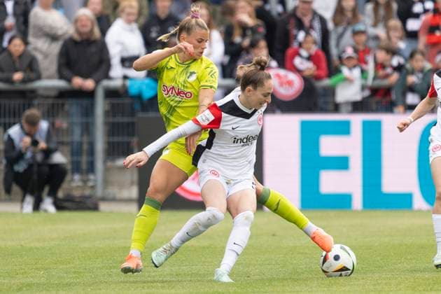 Google Pixel Womens Bundesliga Eintracht Frankfurt TSG Hoffenheim, 04 05 2025 Selina Cerci TSG Hoffenheim 29 Sophia Kleinherne Eintracht Frankfurt 4 in Kamof um den Ball, Eintracht Frankfurt TSG Hoffenheim, Frankfurt, Stadion am Brentanobad, 4 5 2025 Copyright: xBEAUTIFULxSPORTS Gawlikx