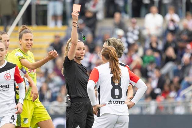 Google Pixel Womens Bundesliga Eintracht Frankfurt TSG Hoffenheim, 04 05 2025 Fabienne Michel gives Lisanne Gräwe Eintracht Frankfurt 8 the yellow card, Eintracht Frankfurt TSG Hoffenheim, Frankfurt, Stadion am Brentanobad, 4 5 2025 Copyright: xBEAUTIFULxSPORTS Gawlikx
