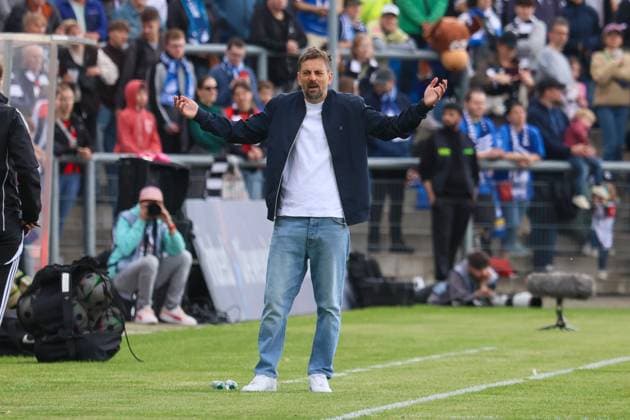 Frankfurt, Germany 04 May 2025 1 BL Women 2024 2025 Eintracht Frankfurt vs TSG Hoffenheim In the picture Head coach Niko Arnautis Eintracht Frankfurt DFB regulations prohibit any use of photographs as image sequences and or quasi video Stadion am Brentanobad Hessen Copyright: xFotostandx xFantinix