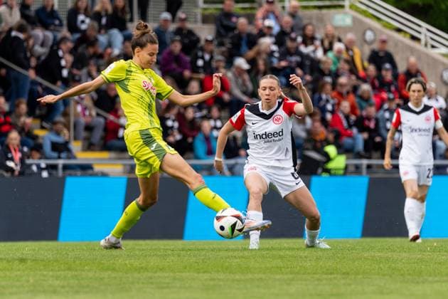 Match scene, duel, f l Franziska Harsch TSG 1899 Hoffenheim, 17 , Elisa Senss Eintracht Frankfurt, 06 , GER, Eintracht Frankfurt vs TSG 1899 Hoffenheim, Football, Google Pixel Womens Bundesliga, 21 Matchday, Season 2024 2025, 04 05 2025, DFB DFL REGULATES PROHIBIT ANY USE OF PHOTOGRAPHS AS IMAGE SEQUENCES AND OR QUASI VIDEO, GER, Eintracht Frankfurt vs TSG 1899 Hoffenheim, Football, Google Pixel Womens Bundesliga, 21 Matchday, Season 2024 2025, 04 05 2025, Frankfurt am Main Copyright: xEibner-Pressefoto Jan-NiclasxGrox EP_JGG