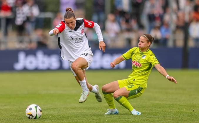 GER, Frankfurt, Eintracht Frankfurt vs TSG Hoffenheim, Google Pixel Bundesliga, Fußball, DFB, Spielzeit 2024 2025, Stadion am Bretanobad, 21 Spieltag, im Bild v l Carlotta Wamser Eintracht Frankfurt Frauen 30 , Dominika Grabowska TSG Hoffenheim 16 DFB DFL REGULATIONS PROHIBIT ANY USE OF PHOTOGRAPHS AS IMAGE SEQUENCES AND OR QUASI VIDEO, 04 05 2025, Copyright: HMBxMedia HendrikxHamelau