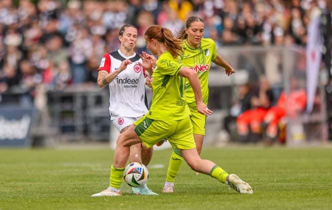 GER, Frankfurt, Eintracht Frankfurt vs TSG Hoffenheim, Google Pixel Bundesliga, Fußball, DFB, Spielzeit 2024 2025, Stadion am Bretanobad, 21 Spieltag, im Bild v l Geraldine Reuteler Eintracht Frankfurt Frauen 14 , Lisa Doorn TSG Hoffenheim 14 DFB DFL REGULATIONS PROHIBIT ANY USE OF PHOTOGRAPHS AS IMAGE SEQUENCES AND OR QUASI VIDEO, 04 05 2025, Copyright: HMBxMedia HendrikxHamelau