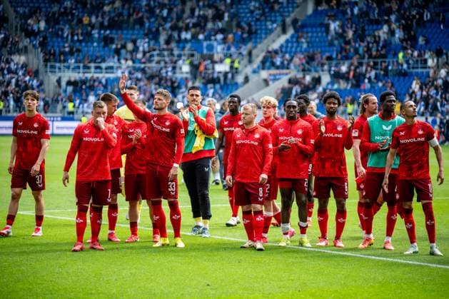 2 Bundesliga Karlsruher SC 1 FC Kaiserslautern 04 05 2025 Disappointment for both teams after the draw, the players of 1 FCK in front of the fans 2 Bundesliga Karlsruher SC 1 FC Kaiserslautern, 04 05 2025 at BBBank Wildpark Stadion, Karlsruhe DFL REGULATIONS PROHIBIT ANY USE OF PHOTOGRAPHS AS IMAGE SEQUENCES AND OR QUASI VIDEO Copyright: xBEAUTIFULxSPORTS Gelhardtx