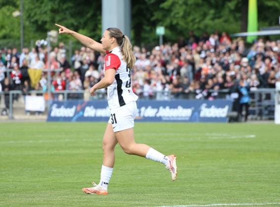 04 05 2025, xgrfx, Soccer Google Pixel Women Bundesliga, Eintracht Frankfurt TSG Hoffenheim v l Tor, Tanja Pawollek Eintracht Frankfurt DFL DFB REGULATIONS PROHIBIT ANY USE OF PHOTOGRAPHS as IMAGE SEQUENCES and or QUASI VIDEO Frankfurt am Main