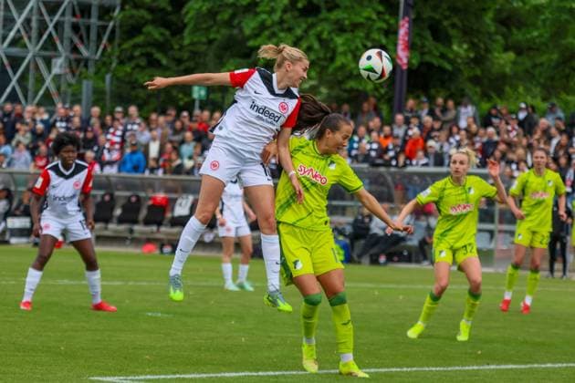 Frankfurt, Germany 04 May 2025 1 BL Women 2024 2025 Eintracht Frankfurt vs TSG Hoffenheim In the picture from left Laura Freigang Eintracht Frankfurt and Marta Cazalla Garcia TSG Hoffenheim in a header duel DFB regulations prohibit any use of photographs as image sequences and or quasi video Stadion am Brentanobad Hessen Copyright: xFotostandx xFantinix