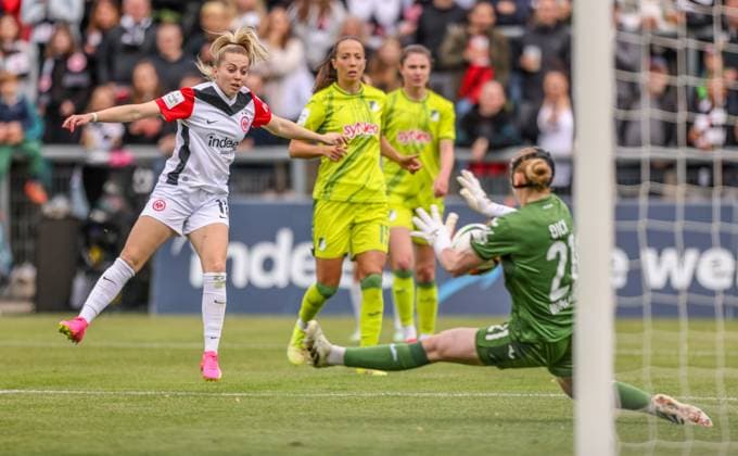 GER, Frankfurt, Eintracht Frankfurt vs TSG Hoffenheim, Google Pixel Bundesliga, Fußball, DFB, Spielzeit 2024 2025, Stadion am Bretanobad, 21 Spieltag, im Bild Torschuss von Nina Lührsen Eintracht Frankfurt Frauen 11 , Laura Dick TSG Hoffenheim 21 pariert DFB DFL REGULATIONS PROHIBIT ANY USE OF PHOTOGRAPHS AS IMAGE SEQUENCES AND OR QUASI VIDEO, 04 05 2025, Copyright: HMBxMedia HendrikxHamelau