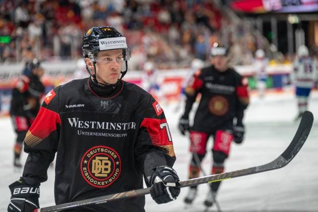 04.05.2025, Eishockey: Laenderspiel, Saison 2024 2025, Testspiel, Deutschland - USA im PSD Bank Dome in Duesseldorf. Dominik Kahun (Deutscher Eishockey Bund, 729 beim Aufwaermen. Foto: Kirchner-Media Thomas Haesler *** 04 05 2025, ice hockey international, season 2024 2025, test match, Germany USA at the PSD Bank Dome in Duesseldorf Dominik Kahun German Ice Hockey Federation, 729 warming up Photo Kirchner Media Thomas Haesler Copyright: xKirchner-Media ThomasxHaeslerx