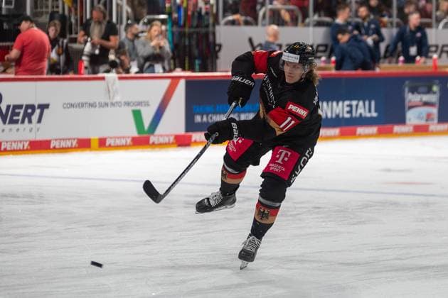 04.05.2025, Eishockey: Laenderspiel, Saison 2024 2025, Testspiel, Deutschland - USA im PSD Bank Dome in Duesseldorf. Korbinian Geibel (Deutscher Eishockey-Bund, 11) hat abgezogen. Foto: Kirchner-Media Thomas Haesler *** 04 05 2025, ice hockey national match, season 2024 2025, test match, Germany USA at the PSD Bank Dome in Duesseldorf Korbinian Geibel German Ice Hockey Federation, 11 has deducted Photo Kirchner Media Thomas Haesler Copyright: xKirchner-Media ThomasxHaeslerx