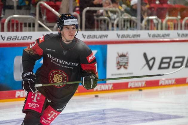 04.05.2025, Eishockey: Laenderspiel, Saison 2024 2025, Testspiel, Deutschland - USA im PSD Bank Dome in Duesseldorf. Lukas Reichel (Deutscher Eishockey Bund, 73) beim Aufwaermen. Foto: Kirchner-Media Thomas Haesler *** 04 05 2025, ice hockey international, season 2024 2025, test match, Germany USA at the PSD Bank Dome in Duesseldorf Lukas Reichel German Ice Hockey Federation, 73 warming up Photo Kirchner Media Thomas Haesler Copyright: xKirchner-Media ThomasxHaeslerx
