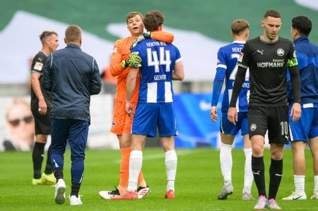 Soccer, 2 Bundesliga, 20250504, Hertha BSC SpVgg Greuther Fürth In the picture goalkeeper Tjark ERNST Hertha, 1 holds Linus GECHTER Hertha, 44 back after the final whistle Berlin Olympiastadion Brandenburg Germany Copyright: Passion2Press MarkusxFischerx