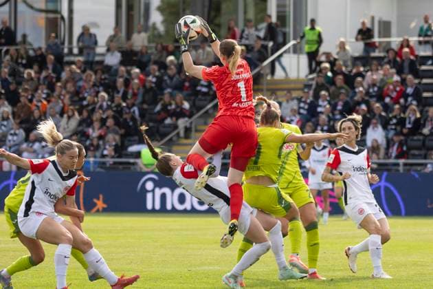 Google Pixel Womens Bundesliga Eintracht Frankfurt TSG Hoffenheim, 04 05 2025 Stina Johannes Eintracht Frankfurt 1 Sophia Kleinherne Eintracht Frankfurt 4 have collided, Eintracht Frankfurt TSG Hoffenheim, Frankfurt, Stadion am Brentanobad, 4 5 2025 Copyright: xBEAUTIFULxSPORTS Gawlikx