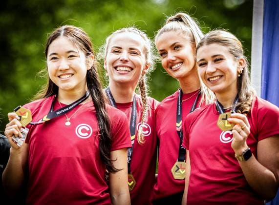 Bilder des Jahres 2025, Sport 05 Mai Sport Themen der Woche KW18 Sport Bilder des Tages Deutsche Meisterschaften Langstaffeln; Hamburg, 04.05.2025 Strahlende Siegerinnen: Das 4x400m-Staffelquartett aus Berlin mit (von links) Anouk Krause-Jentsch (SCC Berlin), Michelle Janiak (SCC Berlin), Alica Schmidt (SCC Berlin) und Lena Leege (SCC Berlin); Deutsche Meisterschaften Langstaffeln am 04.05.2025 auf der Jahnkampfbahn in Hamburg. *** German Long Relay Championships Hamburg, 04 05 2025 Beaming winners The 4x400m relay quartet from Berlin with from left Anouk Krause Jentsch SCC Berlin , Michelle Janiak SCC Berlin , Alica Schmidt SCC Berlin and Lena Leege SCC Berlin German Long Relay Championships on 04 05 2025 at the Jahnkampfbahn in Hamburg Copyright: xBEAUTIFULxSPORTS R.xSchmittx