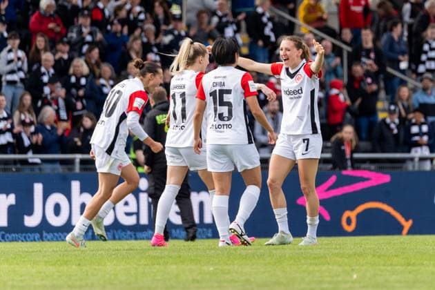 Eintracht Frankfurt players celebrate victory after the final whistle, GER, Eintracht Frankfurt vs TSG 1899 Hoffenheim, Football, Google Pixel Womens Bundesliga, Matchday 21, Season 2024 2025, 04 05 2025, DFB DFL REGULATES PROHIBIT ANY USE OF PHOTOGRAPHS AS IMAGE SEQUENCES AND OR QUASI VIDEO, GER, Eintracht Frankfurt vs TSG 1899 Hoffenheim, Football, Google Pixel Womens Bundesliga, 21 Matchday, Season 2024 2025, 04 05 2025, Frankfurt am Main Copyright: xEibner-Pressefoto Jan-NiclasxGrox EP_JGG