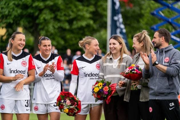 Players say goodbye to the fans, f l Tanja Pawollek Eintracht Frankfurt, 31 , Carlotta Wamser Eintracht Frankfurt, 30 , Sophie Nachtigall Eintracht Frankfurt, 27 , Barbara Dunst Eintracht Frankfurt, 28 , Anna Aehling Eintracht Frankfurt, 24 , Christos Arnautis Eintracht Frankfurt, Co Coach , GER, Eintracht Frankfurt vs TSG 1899 Hoffenheim, Soccer, Google Pixel Womens Bundesliga, 21 Matchday, Season 2024 2025, 04 05 2025, DFB DFL REGULATIONS PROHIBIT ANY USE OF PHOTOGRAPHS AS IMAGE SEQUENCES AND OR QUASI VIDEO, GER, Eintracht Frankfurt vs TSG 1899 Hoffenheim, Soccer, Google Pixel Womens Bundesliga, 21 Matchday, Season 2024 2025, 04 05 2025, Frankfurt am Main Copyright: xEibner-Pressefoto Jan-NiclasxGrox EP_JGG