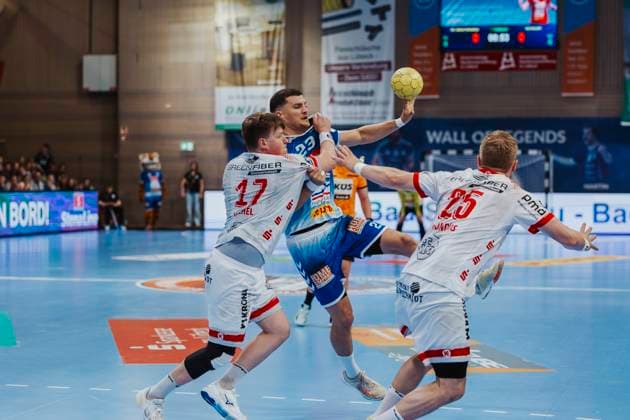 VfL Luebeck Schwartau vs TuS Ferndorf, Handball, 2 Bundesliga, 04 05 25 Janik Schrader Nr 23, VfL Luebeck Schwartau vs Mattis Michel Nr 17, Tus Ferndorf and Marvin Mundus Nr 25, Tus Ferndorf VfL Luebeck Schwartau vs TuS Ferndorf, Handball, 2 Bundesliga, 04 05 25 Luebeck Hansehalle Schleswig Holstein Germany Copyright: xChristianxSchaffrathx xMedienwerkxLübeckx