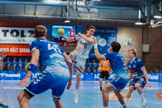 VfL Luebeck Schwartau vs TuS Ferndorf, Handball, 2 Bundesliga, 04 05 25 Daniel Hideg Nr 18, Tus Ferndorf vs Kaj Geenen Nr 55, VfL Luebeck Schwartau and Jan Eric Speckmann Nr 45, VfL Luebeck Schwartau VfL Luebeck Schwartau vs TuS Ferndorf, Handball, 2 Bundesliga, 04 05 25 Luebeck Hansehalle Schleswig Holstein Germany Copyright: xChristianxSchaffrathx xMedienwerkxLübeckx