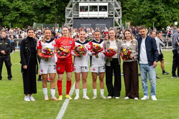 Group picture of the Eintracht Frankfurt players at their farewell, from l Katharina Kiel Eintracht Frankfurt, Technical Director , Tanja Pawollek Eintracht Frankfurt, 31 , Stina Johannes Eintracht Frankfurt, 01 , Sophie Nachtigall Eintracht Frankfurt, 27 , Carlotta Wamser Eintracht Frankfurt, 30 , Anna Aehling Eintracht Frankfurt, 24 , Barbara Dunst Eintracht Frankfurt, 28 , Niko Arnautis Eintracht Frankfurt, Head Coach , GER, Eintracht Frankfurt vs TSG 1899 Hoffenheim, Football, Google Pixel Frauen Bundesliga, 21 Spieltag, Saison 2024 2025, 04 05 2025, DFB DFL REGULATIONS PROHIBIT ANY USE OF PHOTOGRAPHS AS IMAGE SEQUENCES AND OR QUASI VIDEO, GER, Eintracht Frankfurt vs TSG 1899 Hoffenheim, Football, Google Pixel Frauen Bundesliga, 21 Spieltag, Saison 2024 2025, 04 05 2025, Frankfurt am Main Copyright: xEibner-Pressefoto Jan-NiclasxGrox EP_JGG