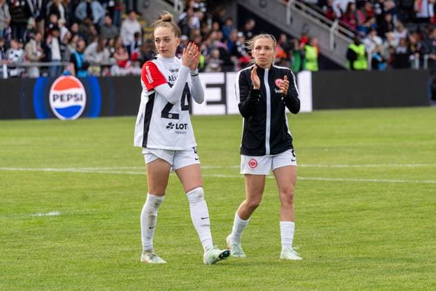 v l Sophia Kleinherne Eintracht Frankfurt, 04 in the jersey of Anna Aehling Eintracht Frankfurt, 24 , Elisa Senss Eintracht Frankfurt, 06 thank the fans GER, Eintracht Frankfurt vs TSG 1899 Hoffenheim, Football, Google Pixel Womens Bundesliga, 21 Matchday, Season 2024 2025, 04 05 2025, DFB DFL REGULATES PROHIBIT ANY USE OF PHOTOGRAPHS AS IMAGE SEQUENCES AND OR QUASI VIDEO, GER, Eintracht Frankfurt vs TSG 1899 Hoffenheim, Football, Google Pixel Womens Bundesliga, 21 Matchday, Season 2024 2025, 04 05 2025, Frankfurt am Main Copyright: xEibner-Pressefoto Jan-NiclasxGrox EP_JGG