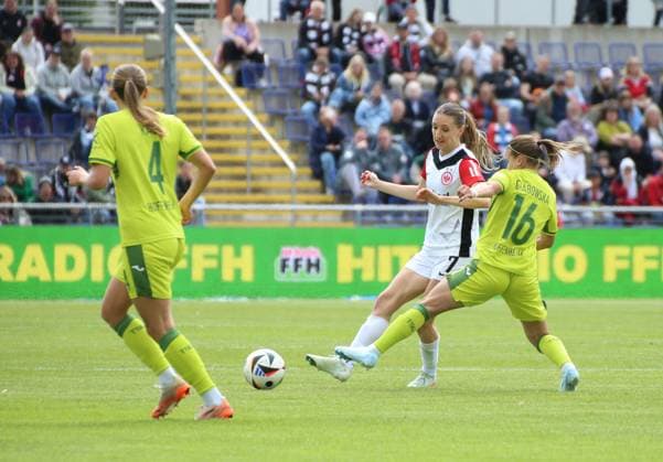 04 05 2025, xgrfx, Soccer Google Pixel Women Bundesliga, Eintracht Frankfurt TSG Hoffenheim v l Lara Prasnikar Eintracht Frankfurt , Dominika Grabowska TSG Hoffenheim DFL DFB REGULATIONS PROHIBIT ANY USE OF PHOTOGRAPHS as IMAGE SEQUENCES and or QUASI VIDEO Frankfurt am Main