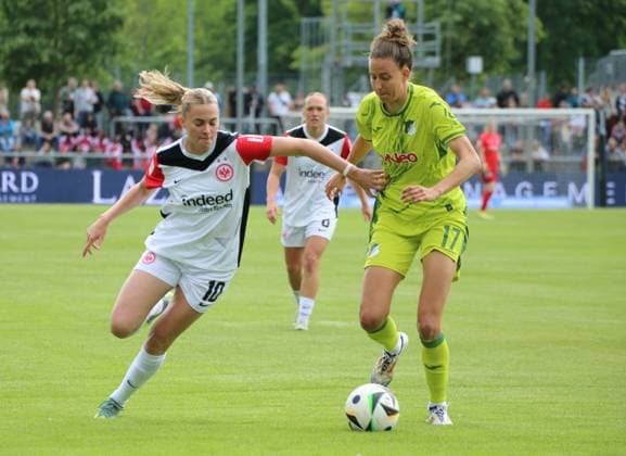 04 05 2025, xgrfx, Soccer Google Pixel Women Bundesliga, Eintracht Frankfurt TSG Hoffenheim v l Laura Freigang Eintracht Frankfurt , Franziska Harsch TSG Hoffenheim DFL DFB REGULATIONS PROHIBIT ANY USE OF PHOTOGRAPHS as IMAGE SEQUENCES and or QUASI VIDEO Frankfurt am Main