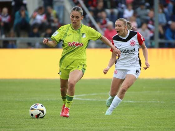 04 05 2025, xgrfx, Soccer Google Pixel Women Bundesliga, Eintracht Frankfurt TSG Hoffenheim v l Ereleta Memeti TSG Hoffenheim , Elisa senß Eintracht Frankfurt DFL DFB REGULATIONS PROHIBIT ANY USE OF PHOTOGRAPHS as IMAGE SEQUENCES and or QUASI VIDEO Frankfurt am Main