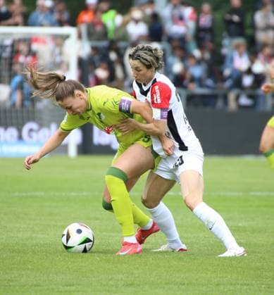 04 05 2025, xgrfx, Soccer Google Pixel Women Bundesliga, Eintracht Frankfurt TSG Hoffenheim v l Melissa Kössler TSG Hoffenheim , Sara Doorsoun Eintracht Frankfurt DFL DFB REGULATIONS PROHIBIT ANY USE OF PHOTOGRAPHS as IMAGE SEQUENCES and or QUASI VIDEO Frankfurt am Main