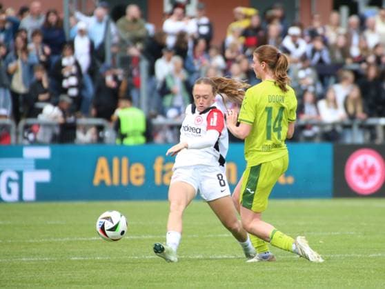 04 05 2025, xgrfx, Soccer Google Pixel Women Bundesliga, Eintracht Frankfurt TSG Hoffenheim v l Lisanne Gräwe Eintracht Frankfurt , Lisa Dorn TSG Hoffenheim DFL DFB REGULATIONS PROHIBIT ANY USE OF PHOTOGRAPHS as IMAGE SEQUENCES and or QUASI VIDEO Frankfurt am Main