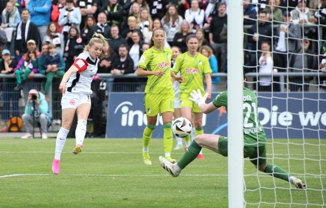 04 05 2025, xgrfx, Soccer Google Pixel Women Bundesliga, Eintracht Frankfurt TSG Hoffenheim v l Nina Lührßen Eintracht Frankfurt , Laura Dick TSG Hoffenheim DFL DFB REGULATIONS PROHIBIT ANY USE OF PHOTOGRAPHS as IMAGE SEQUENCES and or QUASI VIDEO Frankfurt am Main