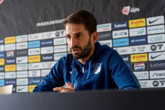 Theodoros Dedes TSG 1899 Hoffenheim, Head coach at the press conference, GER, Eintracht Frankfurt vs TSG 1899 Hoffenheim, Football, Google Pixel Womens Bundesliga, Matchday 21, Season 2024 2025, 04 05 2025, DFB DFL REGULATES PROHIBIT ANY USE OF PHOTOGRAPHS AS IMAGE SEQUENCES AND OR QUASI VIDEO, GER, Eintracht Frankfurt vs TSG 1899 Hoffenheim, Football, Google Pixel Womens Bundesliga, 21 Matchday, Season 2024 2025, 04 05 2025, Frankfurt am Main Copyright: xEibner-Pressefoto Jan-NiclasxGrox EP_JGG