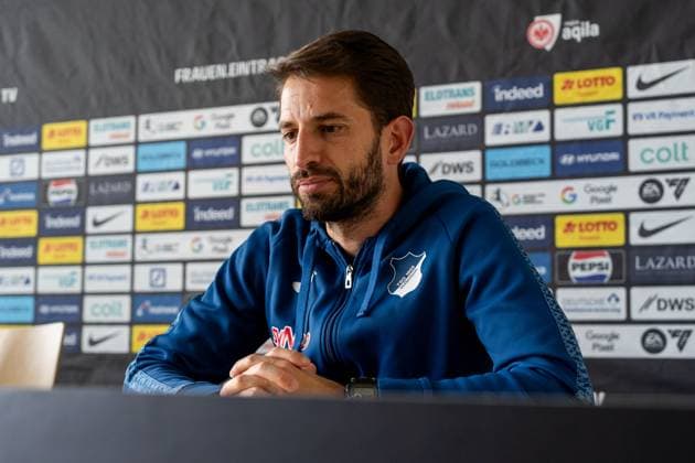 Theodoros Dedes TSG 1899 Hoffenheim, Head coach at the press conference, GER, Eintracht Frankfurt vs TSG 1899 Hoffenheim, Football, Google Pixel Womens Bundesliga, Matchday 21, Season 2024 2025, 04 05 2025, DFB DFL REGULATES PROHIBIT ANY USE OF PHOTOGRAPHS AS IMAGE SEQUENCES AND OR QUASI VIDEO, GER, Eintracht Frankfurt vs TSG 1899 Hoffenheim, Football, Google Pixel Womens Bundesliga, 21 Matchday, Season 2024 2025, 04 05 2025, Frankfurt am Main Copyright: xEibner-Pressefoto Jan-NiclasxGrox EP_JGG