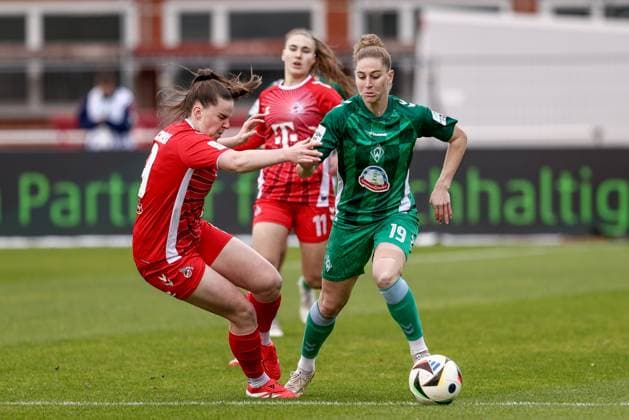 from left Adriana Achcinska 1 FC Köln, 9 and Saskia Matheis SV Werder Bremen, 19 in a duel, dynamic, action, action, game scene, THE DFB REGULATIONS PROHIBIT ANY USE OF PHOTOGRAPHS AS IMAGE SEQUENCES AND OR QUASI VIDEO , 04 05 2025, Bremen Germany , Football, Google Pixel Womens Bundesliga, SV Werder Bremen 1 FC Köln xobx